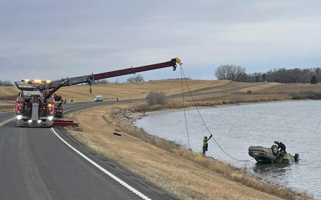 Driver escapes after car crashes into a Hamlin County lake
